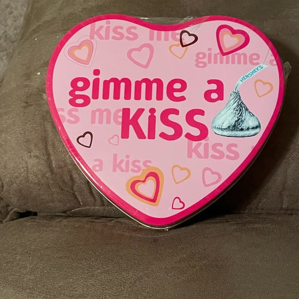 NIP collectible Hershey’s Heart Gimme A Kiss tin Valentine's Day great gift - Picture 1 of 5